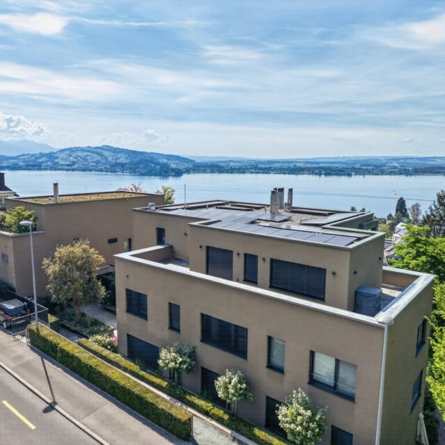 Exklusive Wohnresidenz am Zugerberg

Diese aussergewöhnliche Eigentumswohnung am Zugerberg vereint Panorama-Seesicht, hochwertige Ausstattung und maximale Privatsphäre auf höchstem Niveau.

Lichtdurchflutete Räume, eine sonnige Gartenterrasse sowie edle Materialien schaffen ein exklusives Wohngefühl. Moderne Haustechnik, stilvolle Details und ein flexibel nutzbarer Zusatzraum ergänzen das durchdachte Wohnkonzept perfekt.

Eine seltene Gelegenheit für Menschen, die Ruhe, Qualität und Weitblick schätzen.

#Zug #lagea #richardlüdi #realestatelife #immobilienmakler