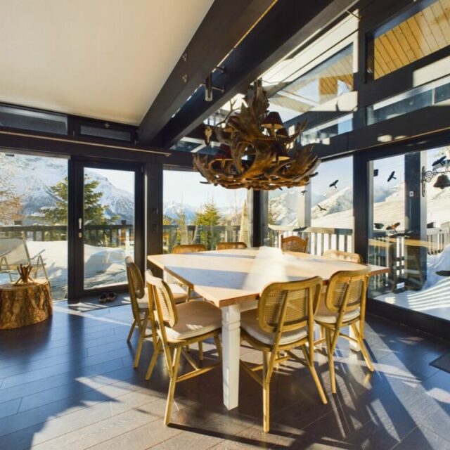 Chalet Alpine Crown – Lauchernalp

Exklusives Ski-in / Ski-out Chalet in den Schweizer Alpen. Direkt an der Hauptpiste gelegen, vereint diese aussergewöhnliche Immobilie alpinen Charme mit modernem Wohnkomfort auf höchstem Niveau.

289 m² Wohnfläche, privater Wellnessbereich mit Sauna, grosszügige Wohnräume mit Cheminée sowie ein eindrucksvoller Panoramablick auf die Bergwelt machen dieses Chalet zu einer seltenen Gelegenheit.

Ein Rückzugsort für Menschen, die Ruhe, Privatsphäre und alpine Exklusivität schätzen.

📍 Lauchernalp, Schweiz
⛷️ Direkter Pistenzugang

#Lauchernalp #Chalet #LuxuryRealEstate #SwissAlps #SkiInSkiOut #MountainLiving #LuxuryChalet #Immobilien #richardlüdi
