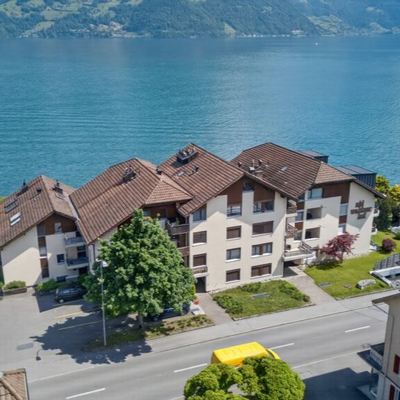 The Waterfront Residence

Exklusives Wohnen direkt am Vierwaldstättersee.

Diese stilvolle 4.5-Zimmer-Galeriewohnung in erster Seelinie begeistert mit privatem Seeanstoss, hochwertiger Totalsanierung und traumhafter Panorama-Aussicht auf See und Berge.

Lichtdurchflutete Räume, edler Eichenparkett, eine beeindruckende Galerie sowie zwei sonnige Balkone schaffen ein Wohngefühl auf höchstem Niveau – direkt am Wasser.

#Vierwaldstättersee #Beckenried #LakefrontLiving #LakeView #RichardLüdi #LageAImmo