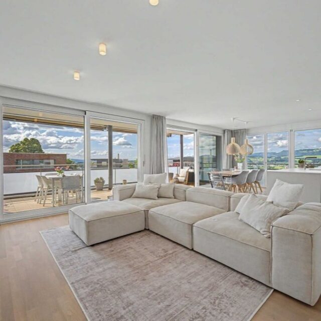 THE ONE – Wohnen über den Dächern von Zug

Hoch über der Stadt Zug, am begehrten Zugerberg-Hang, liegt diese aussergewöhnliche 4.5-Zimmer-Eigentumswohnung mit traumhaftem Panoramablick auf See, Stadt und Alpen.

Auf einen Blick:
Ca. 121 m² Wohnfläche, Terrasse ca. 31 m²
Moderne Küche mit Kochinsel & V-Zug Geräten
Zwei stilvolle Badezimmer
Lift, 2 Einstellhallenplätze & Kellerabteil

Interesse? Melden Sie sich für eine unverbindliche Besichtigung.

#richardluedi #lageliegenschaft #immobilienzug #wohntraum #zugersee