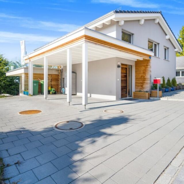 PANORAMA RESIDENCE – Exklusives Wohnen mit Seeblick
Unverbaubare Weitsicht über den Ägerisee, viel Privatsphäre und direkte Nähe zur Natur – in privilegierter Hanglage in Sattel.

Auf einen Blick: Ca. 207 m² Wohnfläche, 7.5 Zimmer Baujahr 2022, neuwertiger Zustand Designküche mit V-Zug, Miele, Bora & Samsung Master-Suite mit Ankleide und eigenem Bad Ca. 133 m² Terrasse, Patio und Garten

Interesse? Melden Sie sich für eine unverbindliche Besichtigung.
#richardluedi #lageliegenschaft #immobilienzug #wohntraum #einfamilienhaus