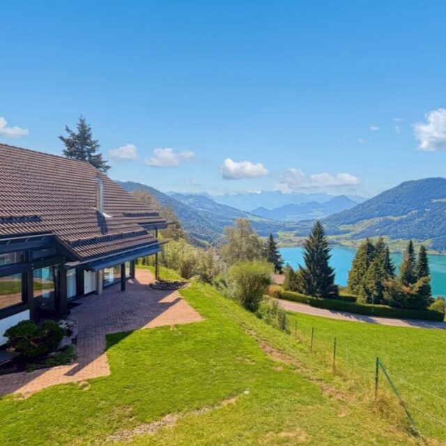 Exklusives Wohnen über dem Ägerisee.

5.5 Zimmer | 265 m² Nettowohnfläche | 1’145 m² Grundstück

2024 hochwertig saniert, lichtdurchflutete Architektur, grosszügige Wohnbereiche und eine beeindruckende See- & Bergsicht.

Privatsphäre, Ruhe und unverbaubare Fernsicht in begehrter Lage in Oberägeri.

#Oberägeri #LuxuryRealEstate #Ägerisee #ImmobilienSchweiz #KantonZug