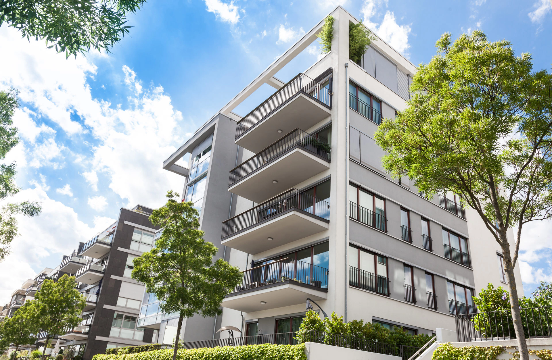 Person sucht online nach passenden Immobilienangeboten – Symbolbild Suchprofil