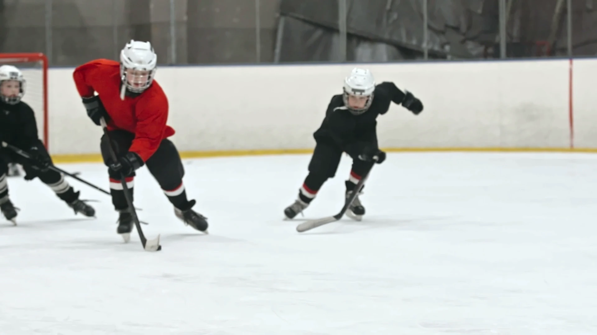 Junge Eishockeyspieler im Trainingsspiel – Sponsoring-Video Eishockey von LAGE A Immobilien