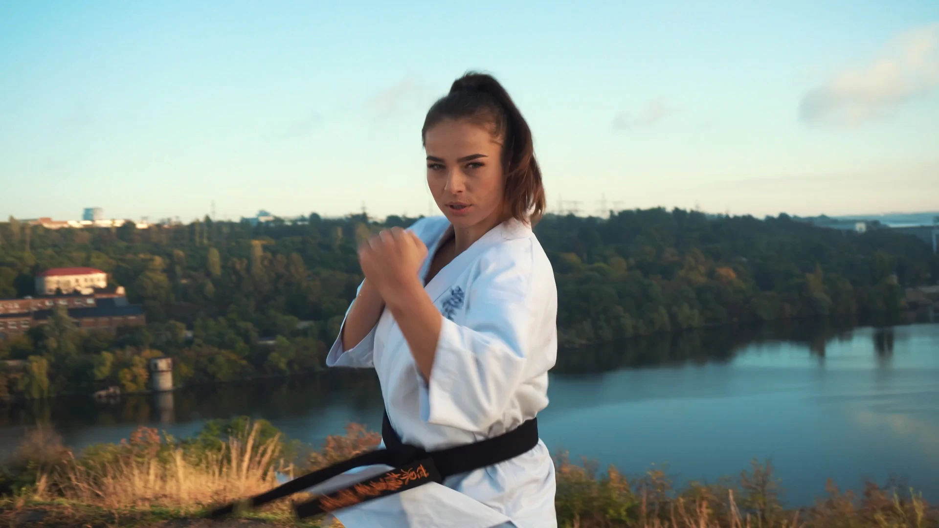 Karateka mit schwarzem Gurt in Kampfhaltung vor Seekulisse – Sponsoring-Video Kyokushin Karate von LAGE A Immobilien