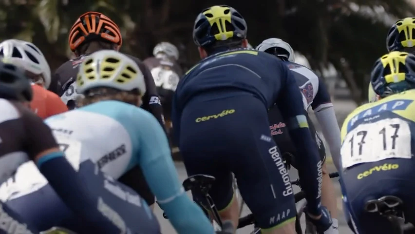 Radrennfahrer im Peloton während eines Rennens – Sponsoring-Video Radsport von LAGE A Immobilien